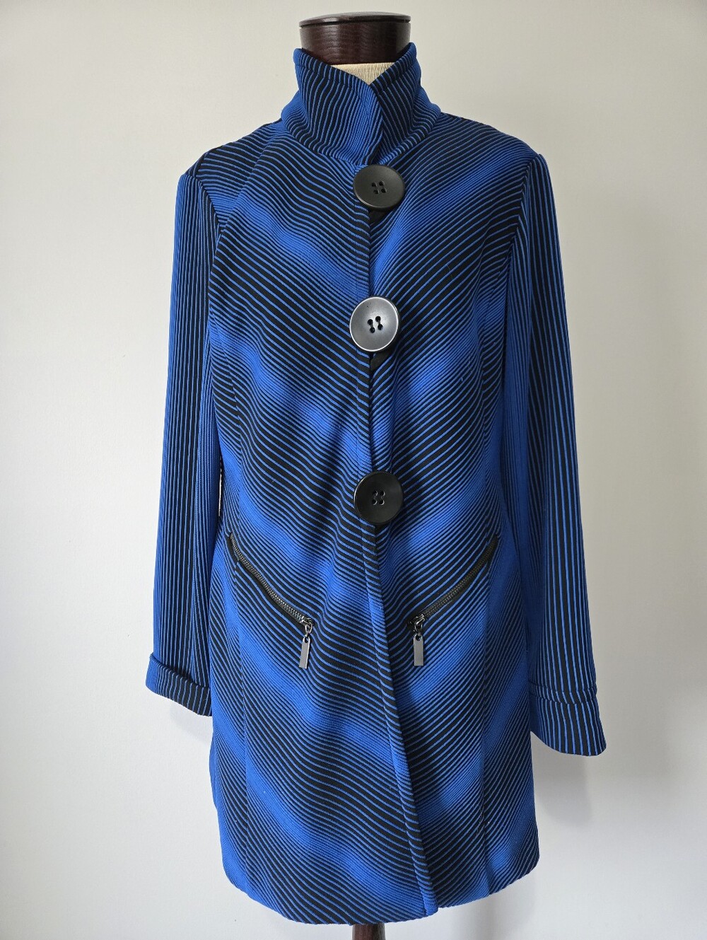 Joseph Ribkoff Blue Chevron Striped Stand Collar Lightweight Jacket. Size 16